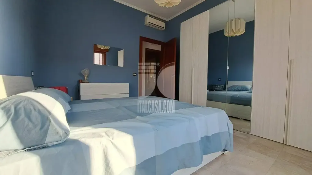 Chambres - Rearfacing Apartment with Balconies in Crotone