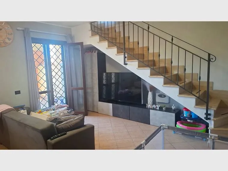 Soggiorno - Casa indipendente con giardino a Pomezia