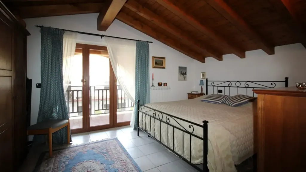 Chambres - Two-Level Apartment with Terraces in Alta Valle Intelvi