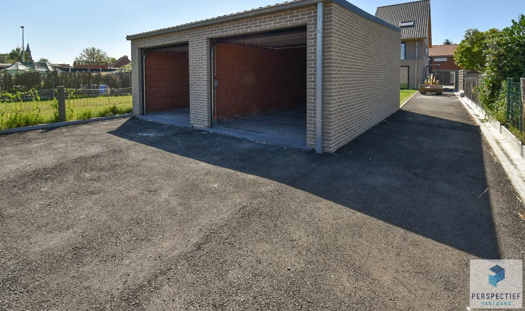 Extérieur - Garage avec Porte Automatique à Sint-Joris