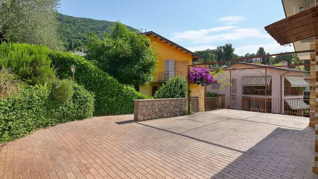 Extérieur - Spacious Villa for Renovation in Salò