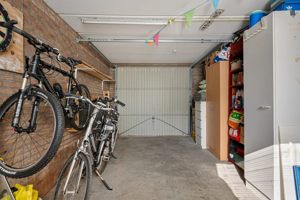 Garaaž - 2-Under-1-Cap House with Garage in Leeuwarden