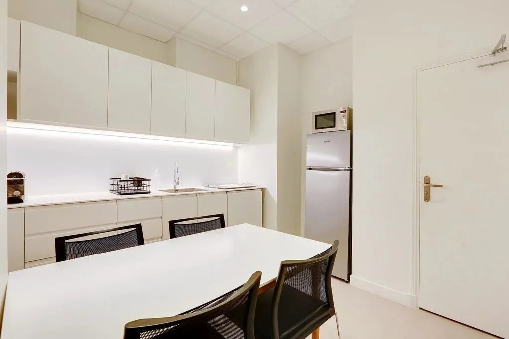 Salle à manger - Espace de Bureau Haussmannien dans le Triangle d'Or