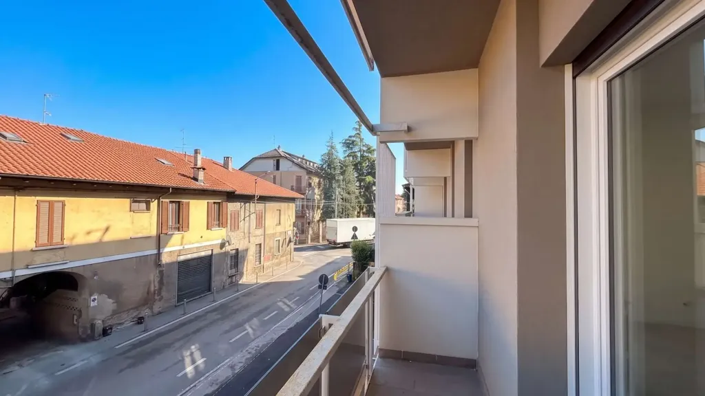Rõdu - Modernised 2-Bedroom in Mariano Comense Centre