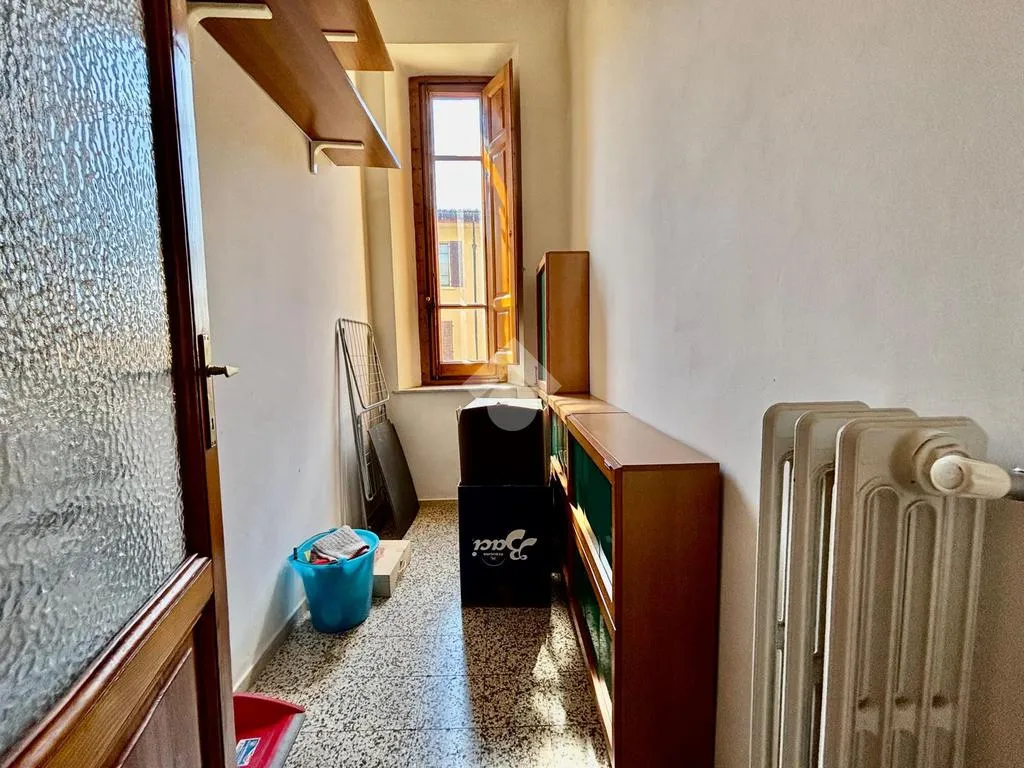Entrée - 1930s Apartment with Balcony in Florence