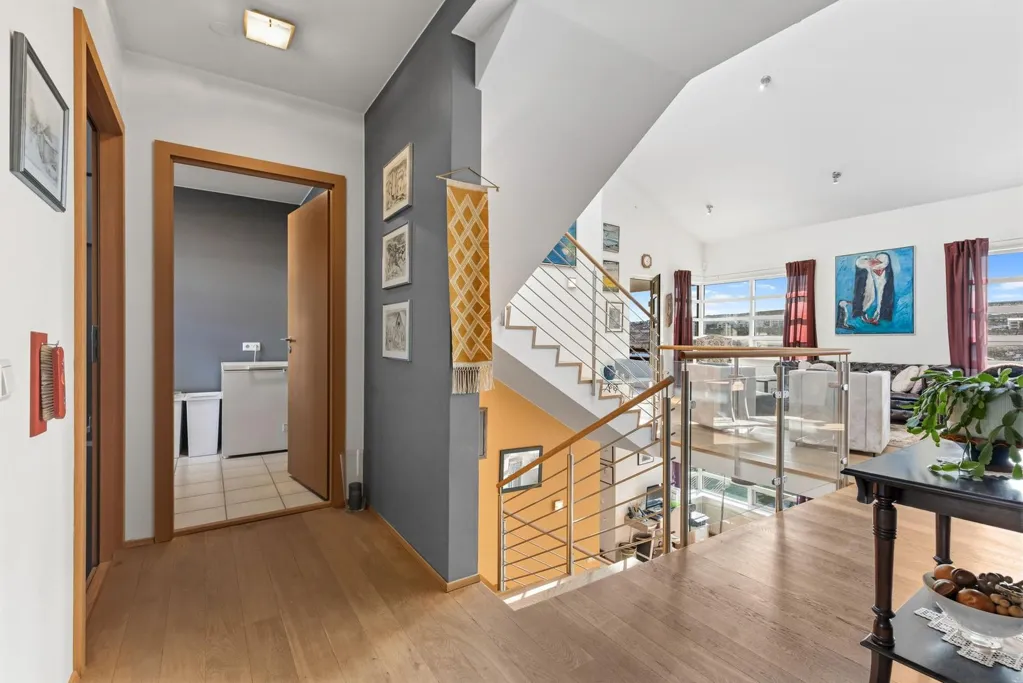 Esik - Three-Storey Apartment with Sea View in Hafnarfjörður