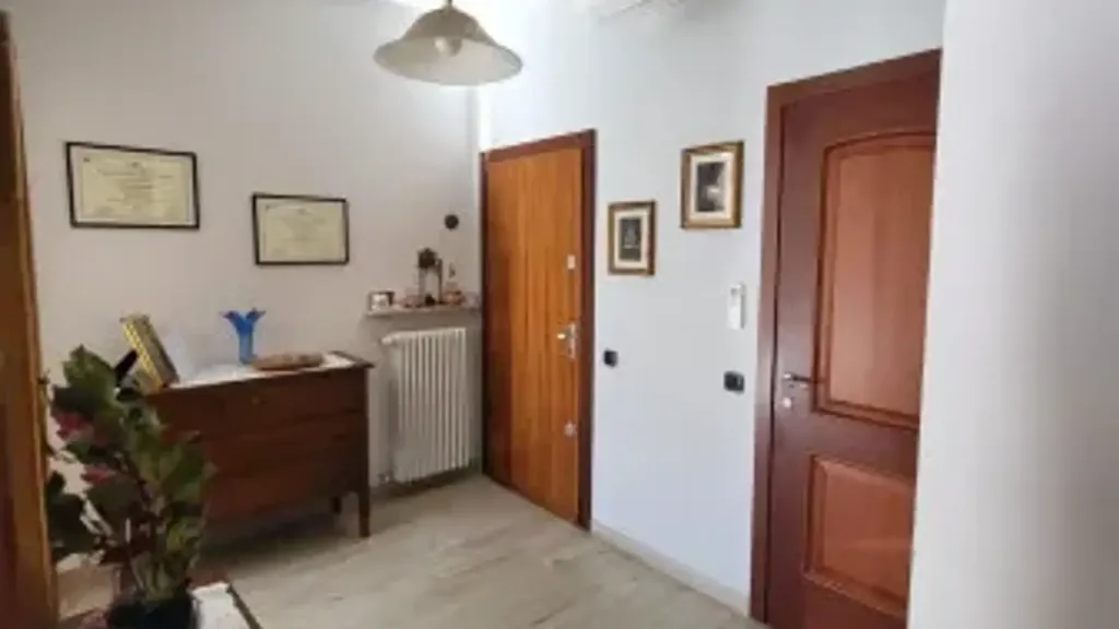 Esik - Modernised Apartment with Balconies in Piacenza