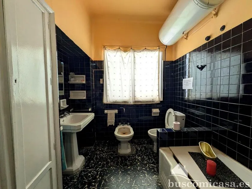 Vannitoad - Commercial Building with Terrace in Linares