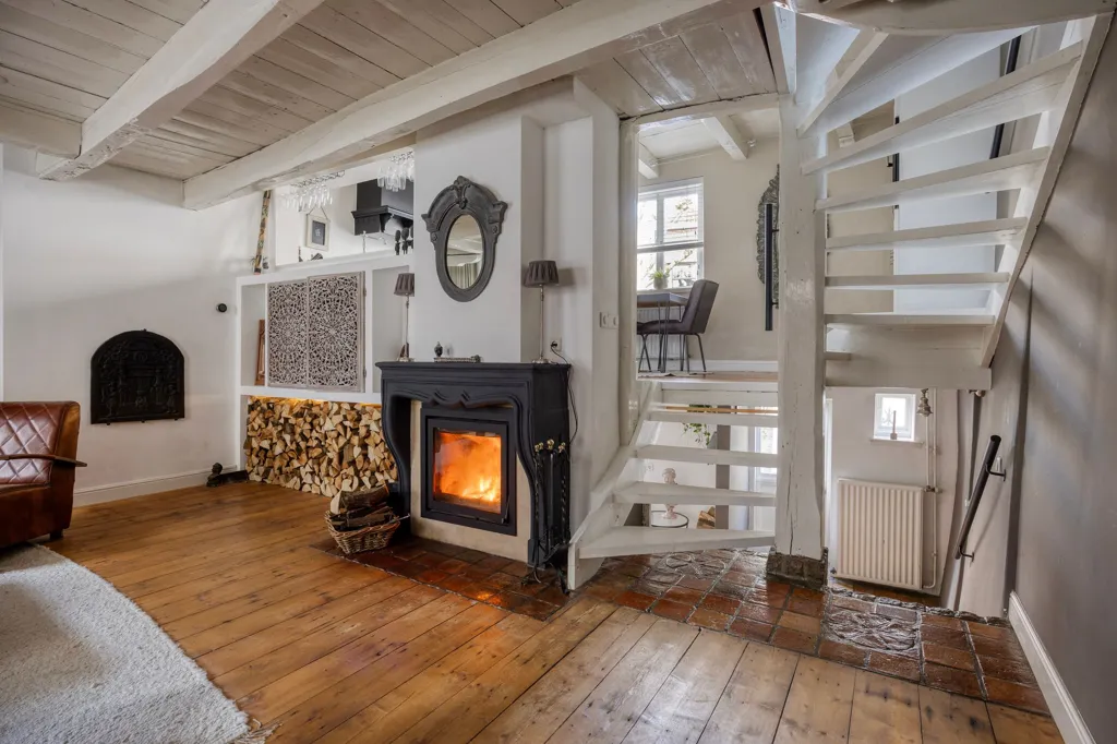 Elutuba - Monumental Canal House with Split-Level in Oudewater
