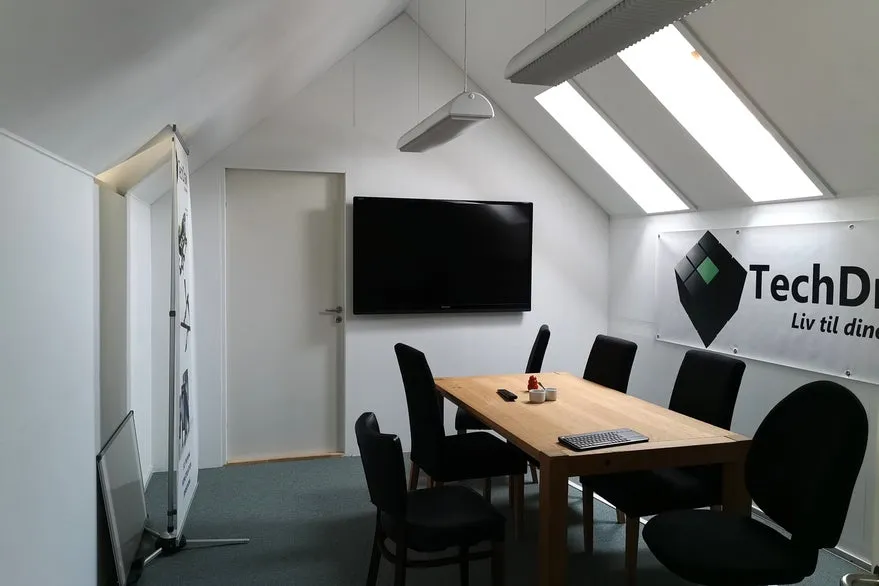 Bureau - Office with Meeting Room in Central Location