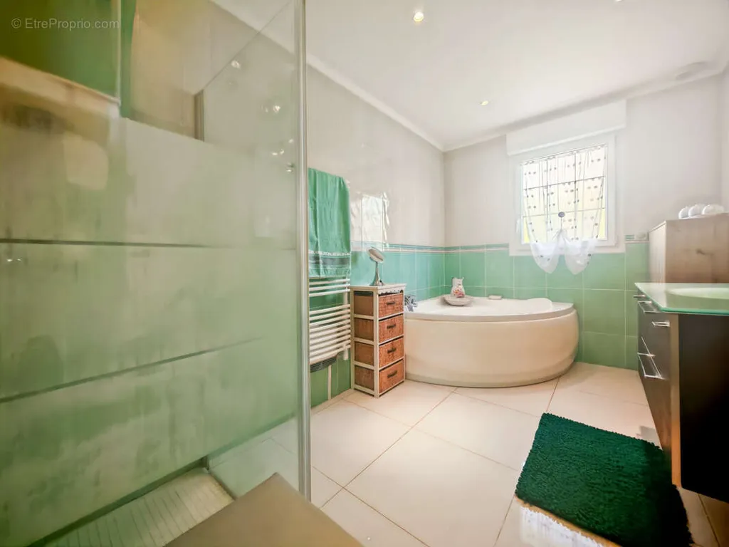 Salles de bain - Maison de Plain-Pied avec Sous-Sol à Compertrix