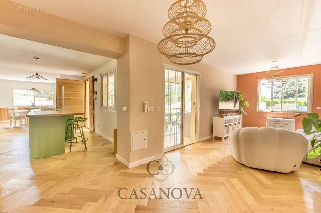 Living Room - Villa with Pool and Jacuzzi in Residential Area