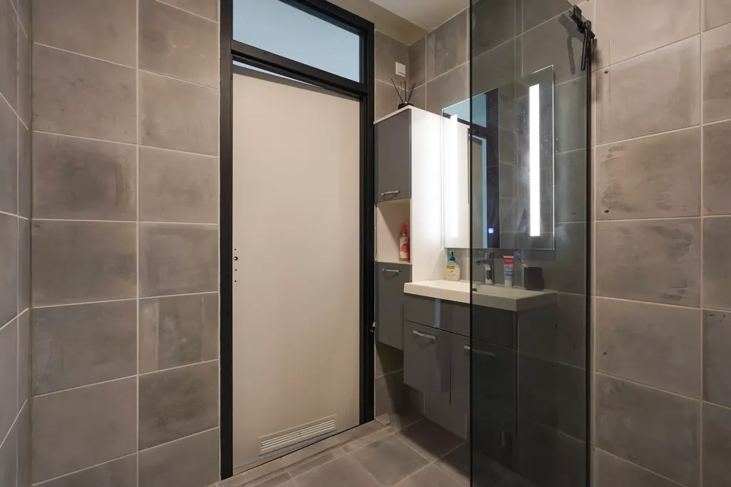 Salles de bain - 5-Bedroom Gallery Flat with Balcony in Leidschendam