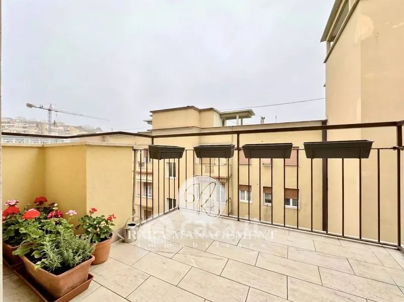 Rõdu - Centralised Apartment with Four Balconies in Ancona