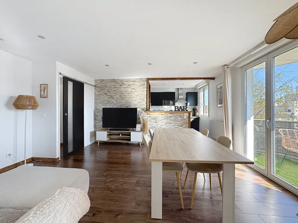 Soggiorno - Renovated Flat with Balcony in Décines-Charpieu