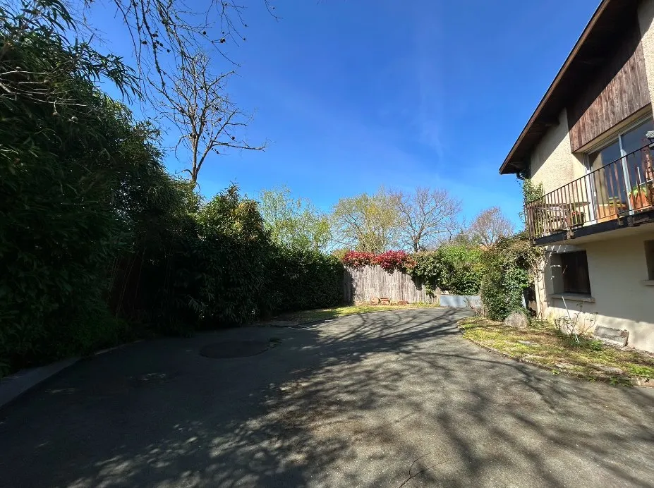 Extérieur - Maison d'Architecte avec Jardin à l'Abri des Regards