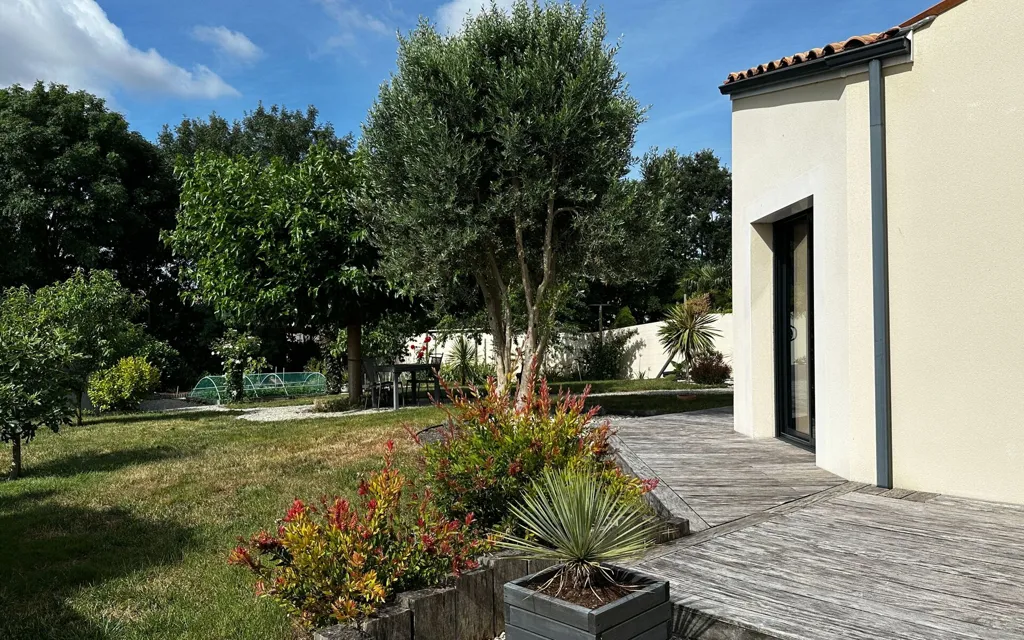Aed - Contemporary House with Garden in Soubise