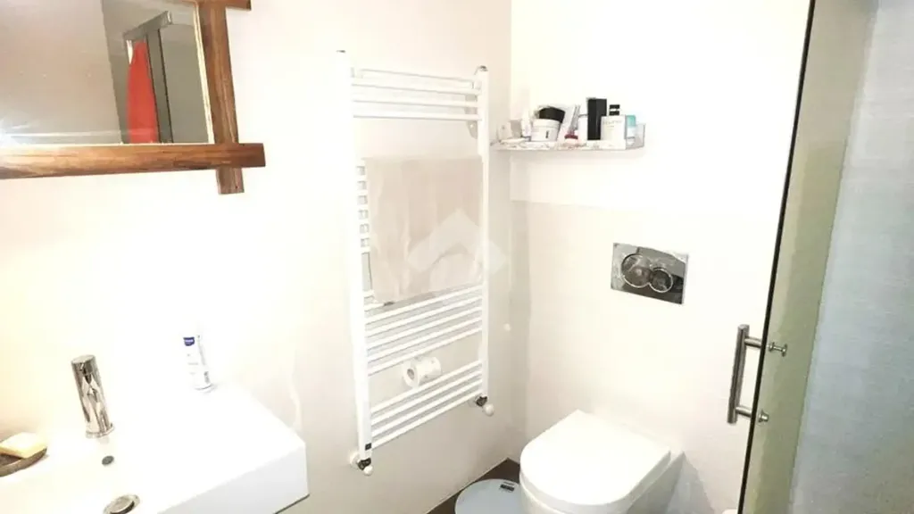 Salles de bain - Mansarded Apartment in Historic Building, Turin