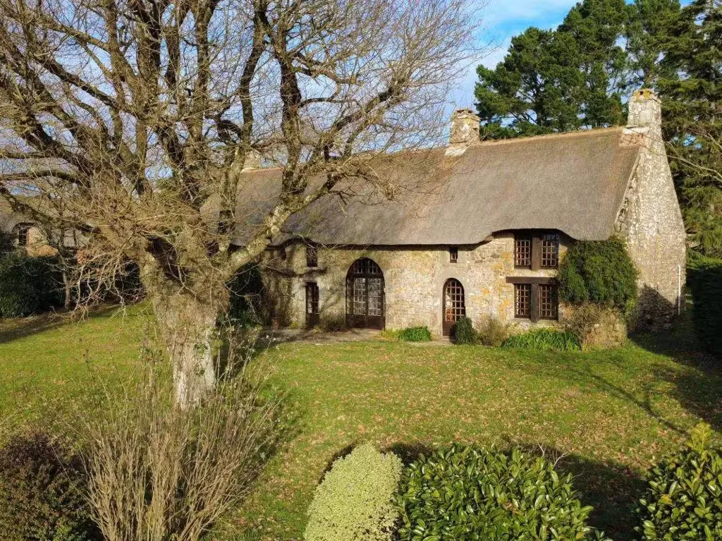 Välivaade - Thatched Cottage with Breton Charm in Plougoumelen