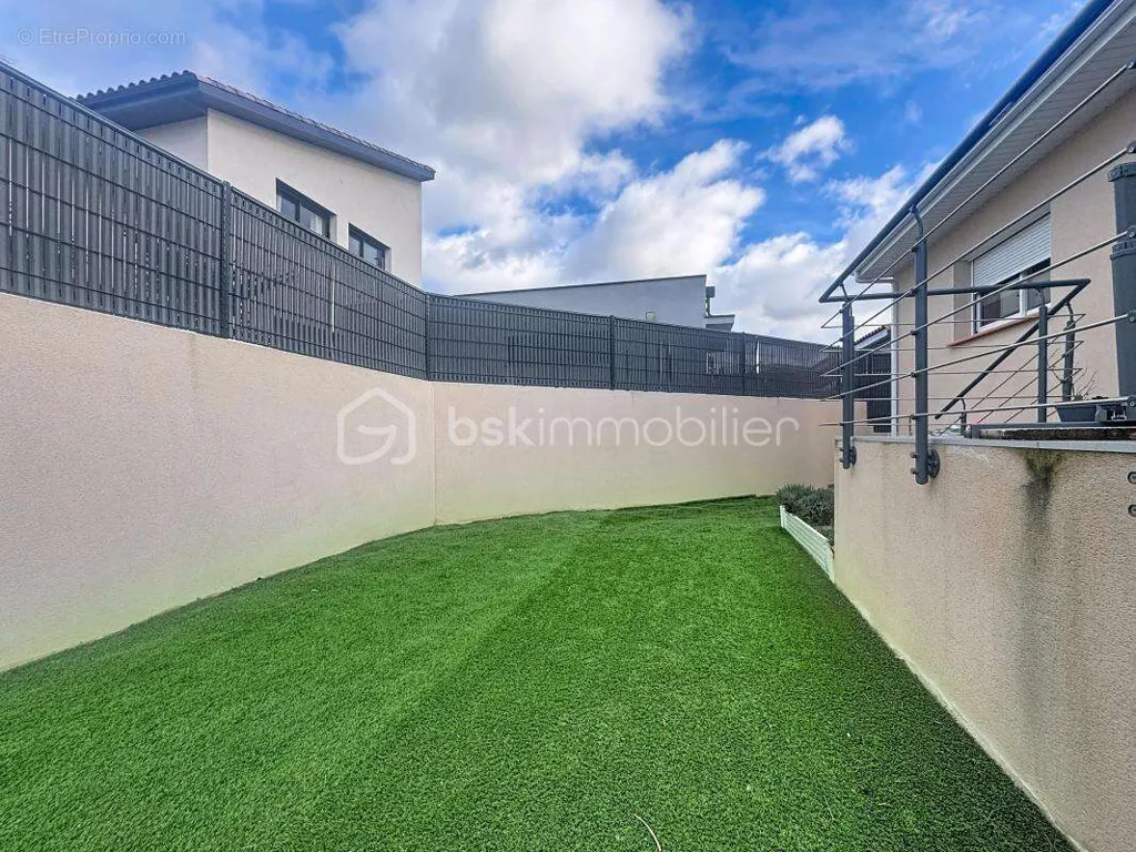 Aed - Decade-Guaranteed Villa with Terrace in Bompas