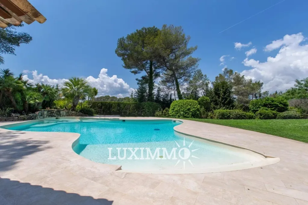 Piscine - Villa avec Vue Panoramique à Mougins