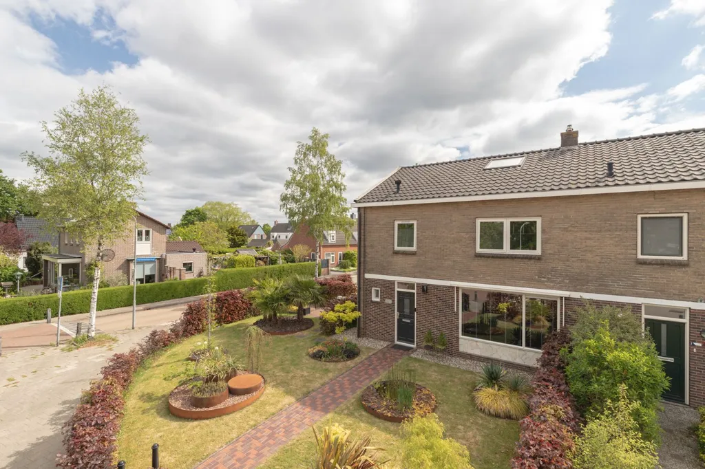 Õhuvaade - Half Duplex with Solar Panels in Central Location