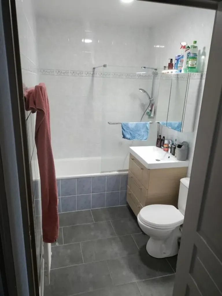 Bathrooms - 2-Bedroom Apartment with Parking in Metz