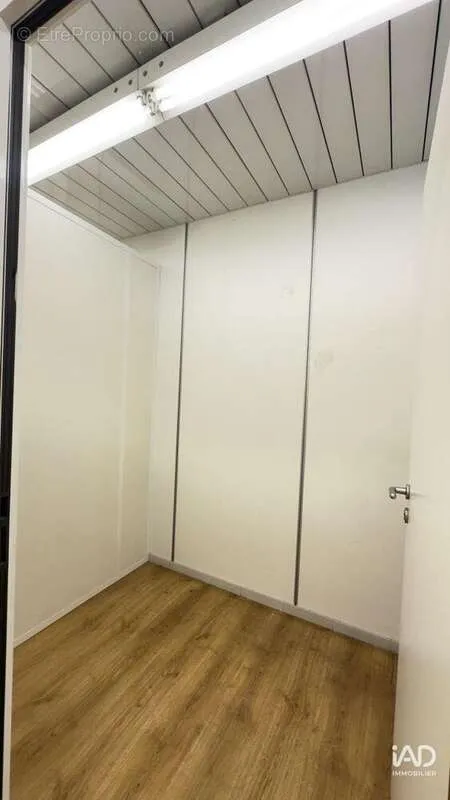 Ärihoone asukohas Elancourt