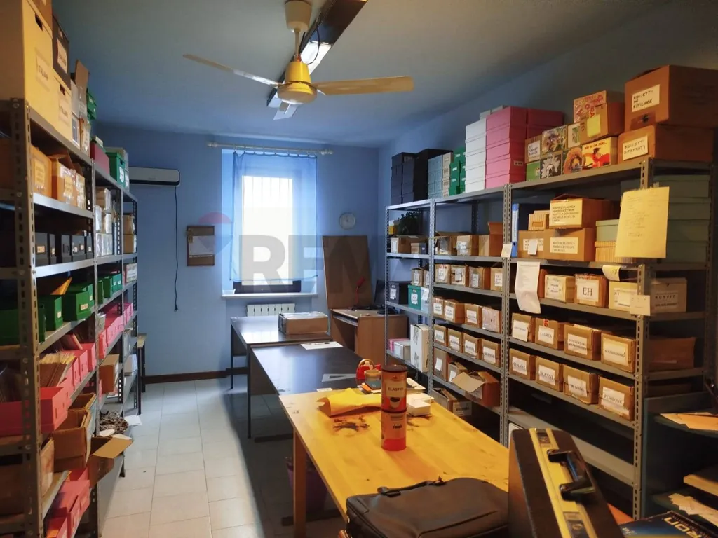 Kabinet - Warehouse with Apartment in Industrial Zone