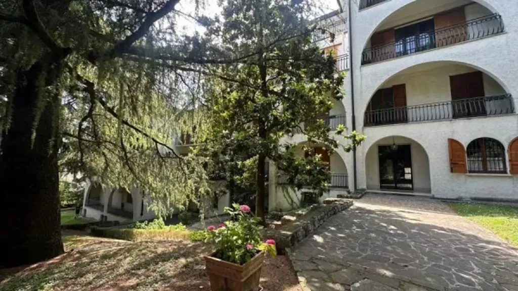 Välivaade - Spacious Trilocale in Historic Park, Brescia