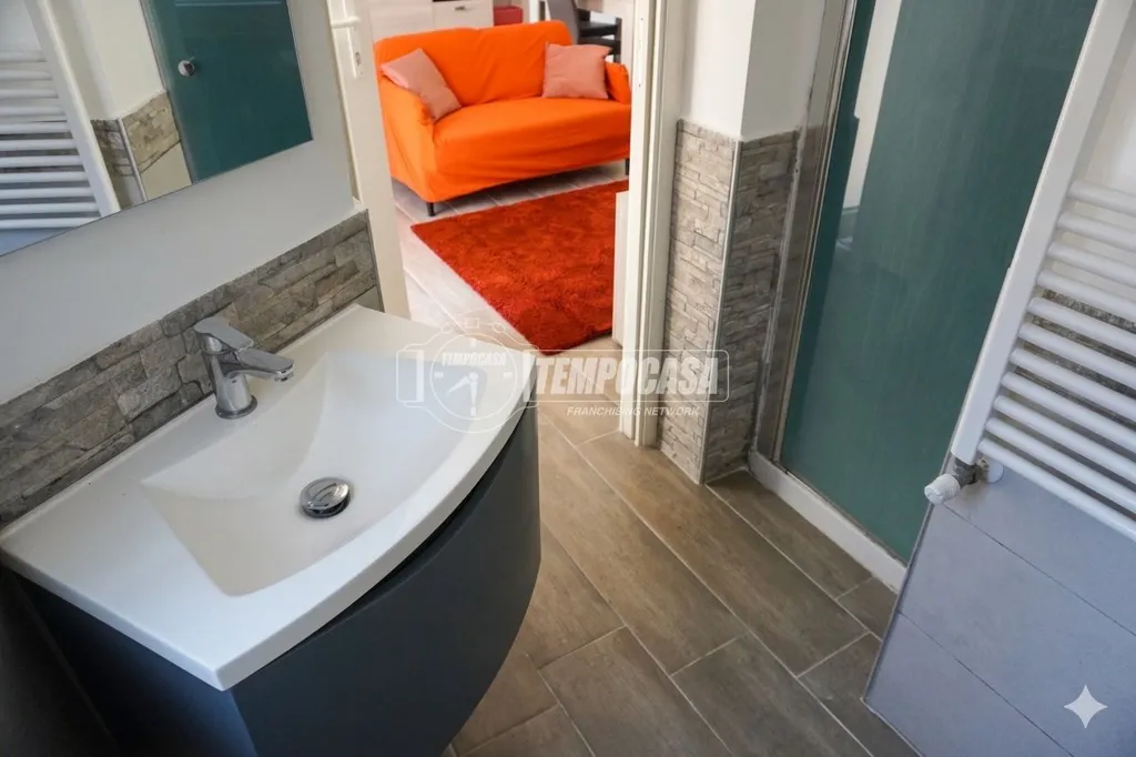 Salles de bain - Rear-Facing Apartment with Garden in Ancona