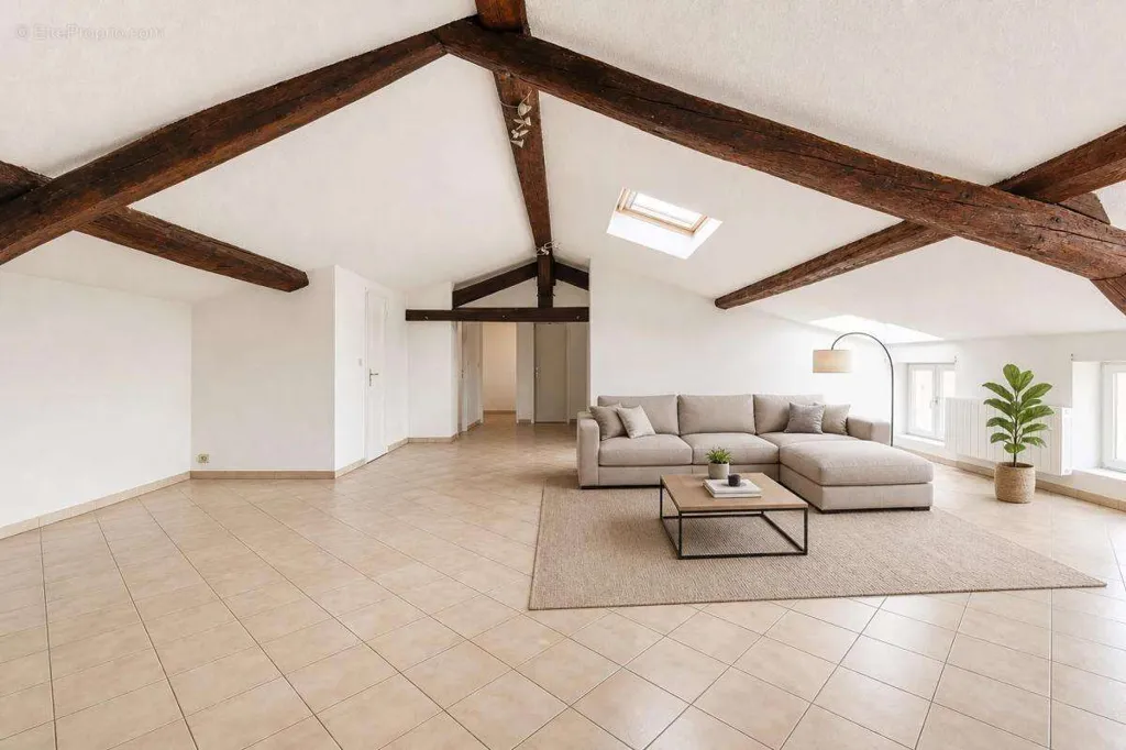Soggiorno - Bright 4-Bed Apartment, Last Floor, Vienne