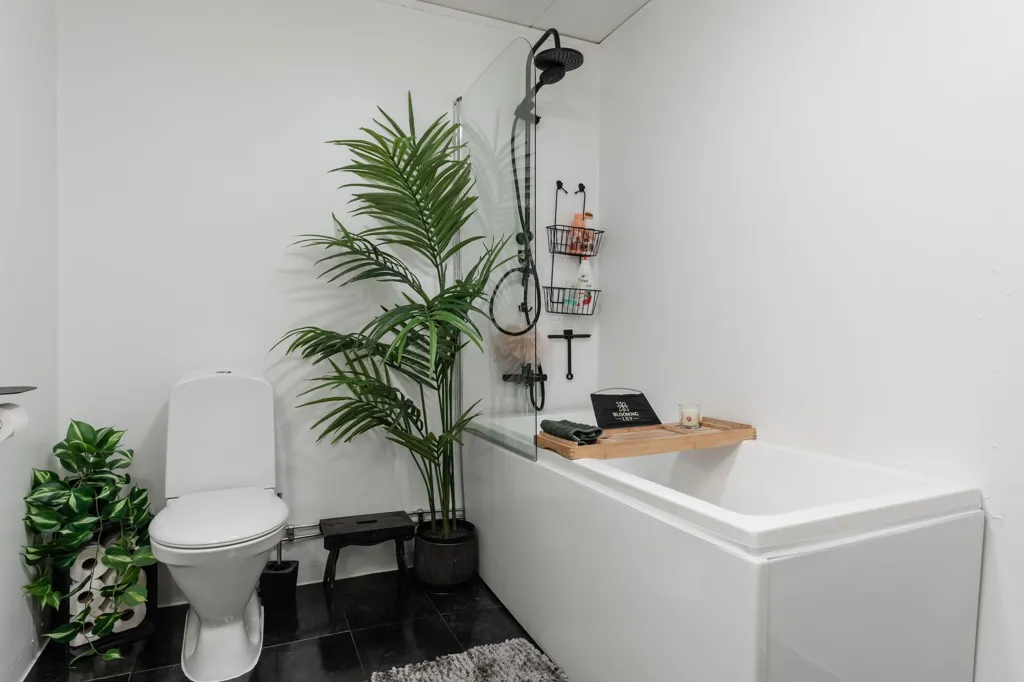 Bathrooms - Terraced House with Two Balconies in Dalsjöfors