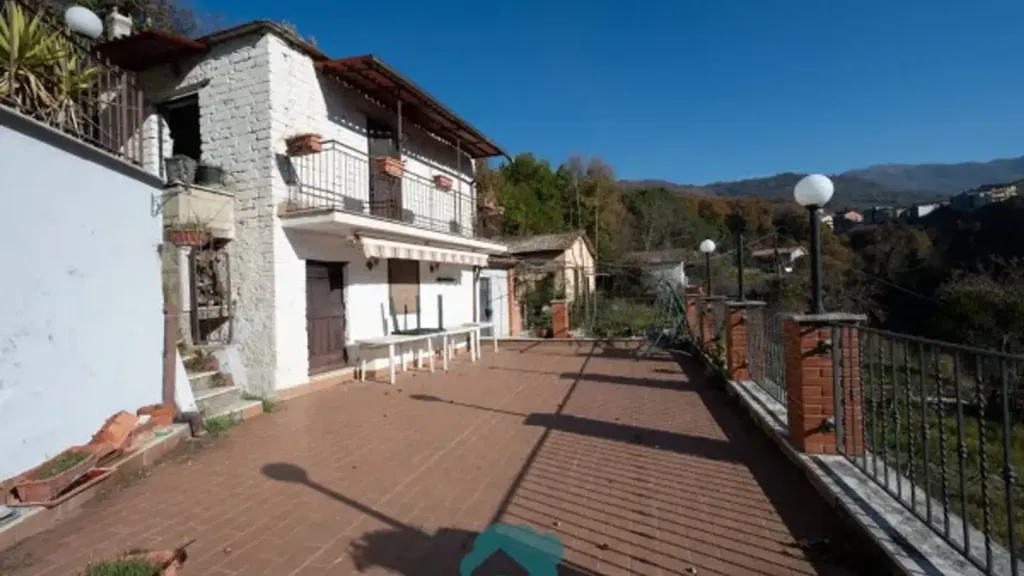 Villa with Garden in Poli