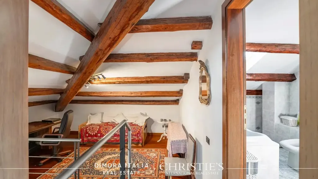 9-room apartment in IT
