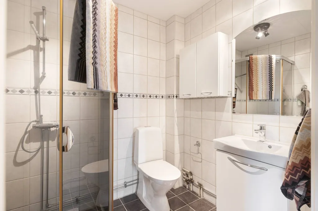 Bathrooms - Villa with Garden in Hässlegården