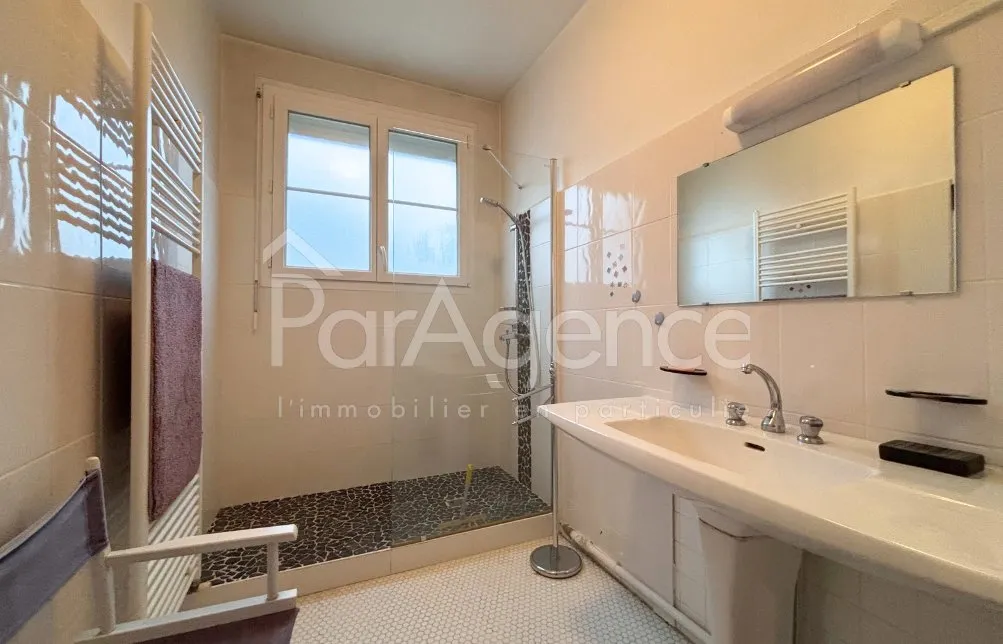 Salles de bain - Appartement Traversant avec Balcon à Royan