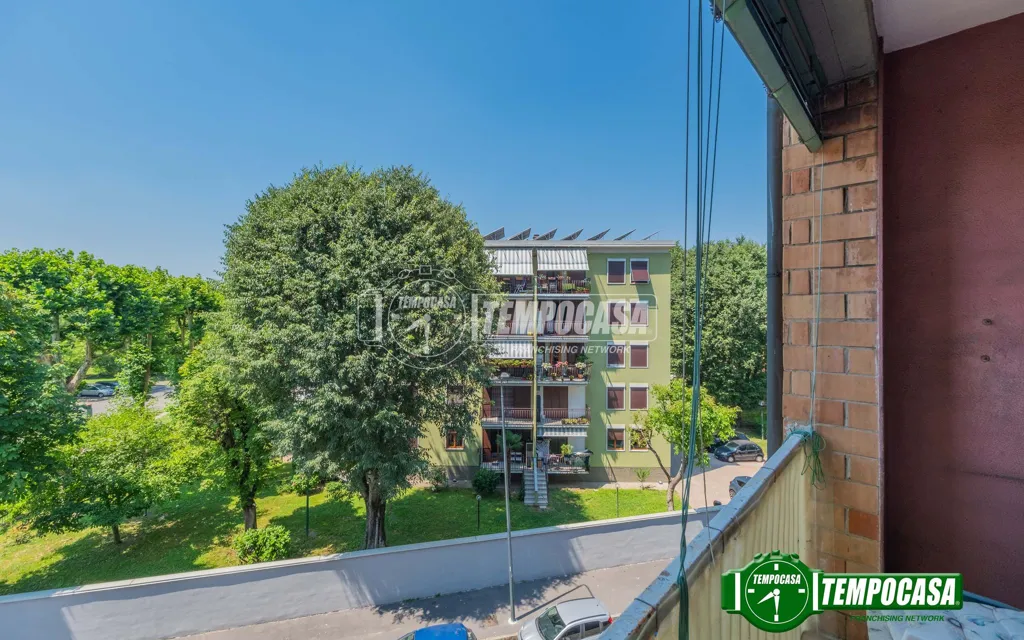 Balcón - Three-Bedroom Apartment with Triple Exposure in Milan