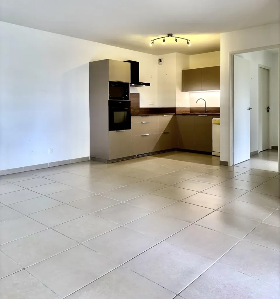 Köök - Modern Apartment with Loggia in Garons