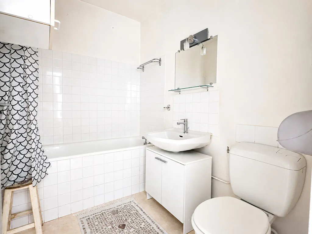 Salles de bain - Studio Jardin Darcy à Dijon, Proximité Tram