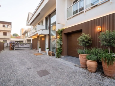 Giardino - 3-Bedroom Apartment with Private Terrace in Cabiate