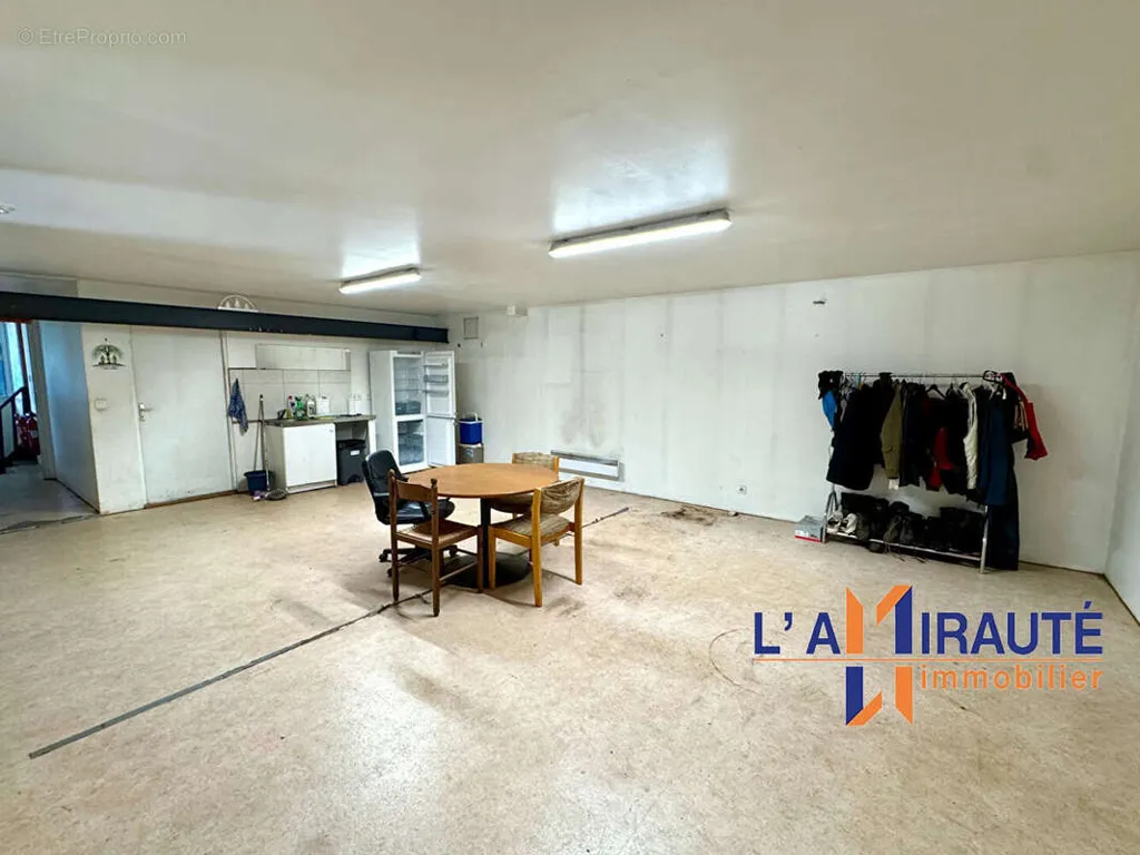Buanderie - Local Commercial avec Jardin à Houilles