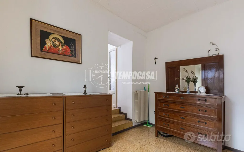 Chambres - Duplex with Commercial Space in Oggiono