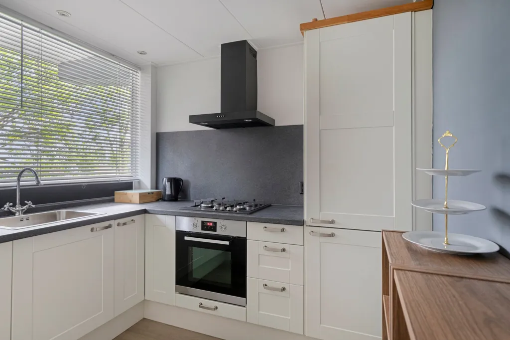 Cuisine - Modern 3-Bedroom Flat with Balcony in Rotterdam