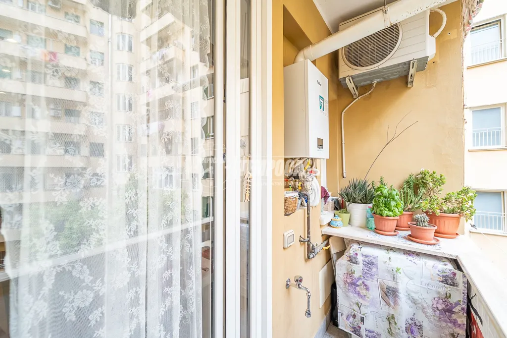 Rõdu - Ristruttured Flat with Balcony in Nomentano, Rome