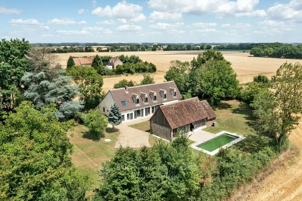 Õhuvaade - Renovated Character Home with Pool in Perche