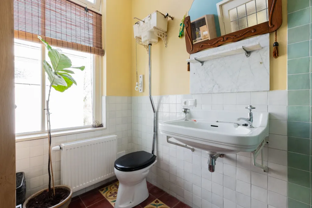 Vannitoad - Monumental House with Deep Garden in Assen