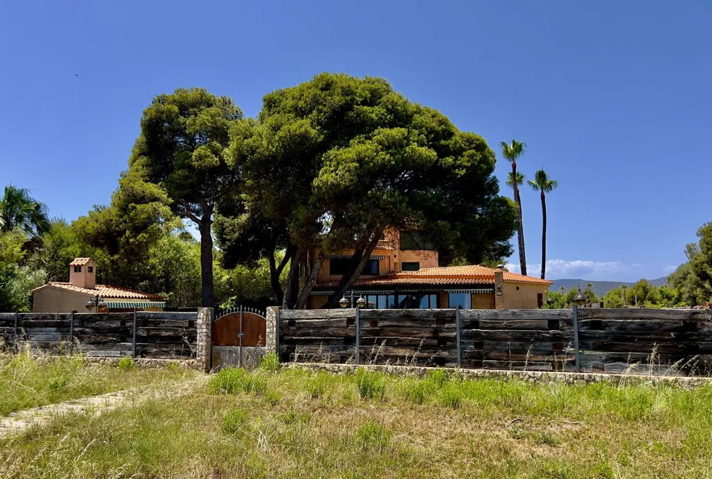 Aed - Detached Villa with Seafront Access in Cabanes