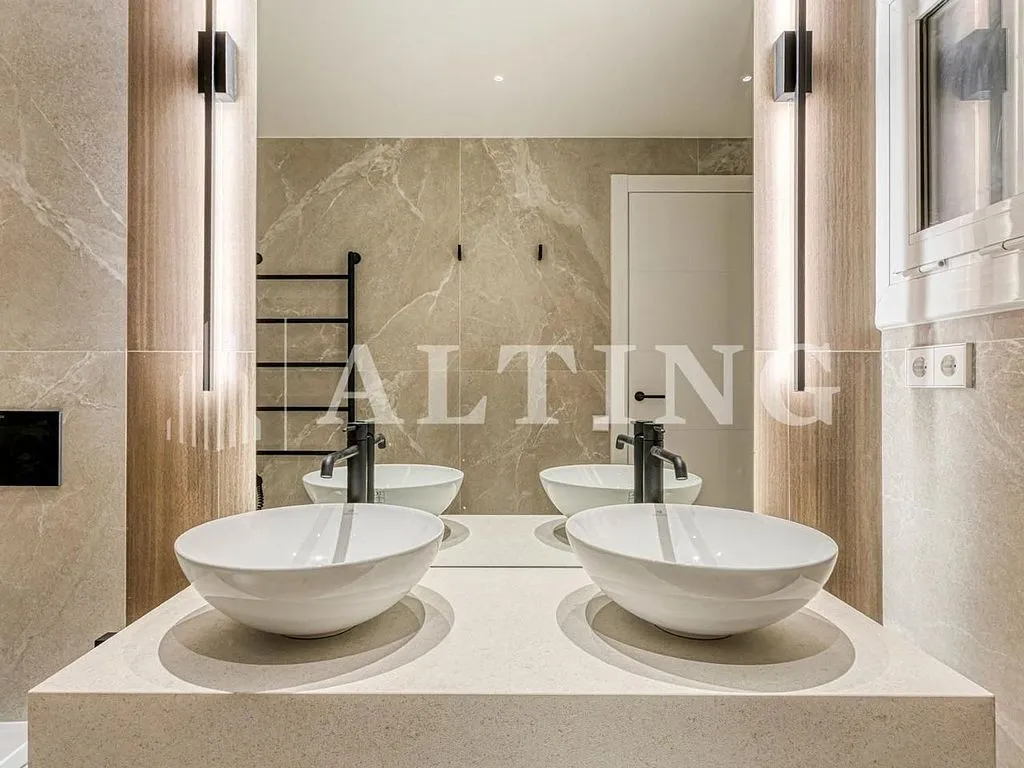 Bathrooms - Reformed Apartment with Terrace in Barcelona