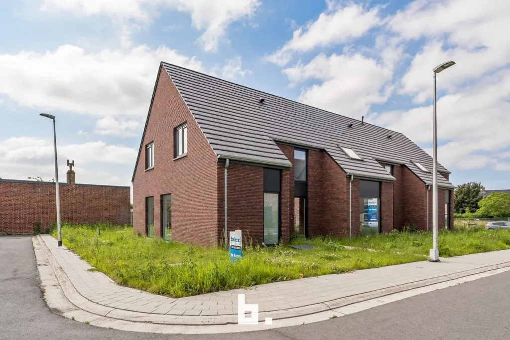 Exterior - Modern House with Solar Panels in Hooglede